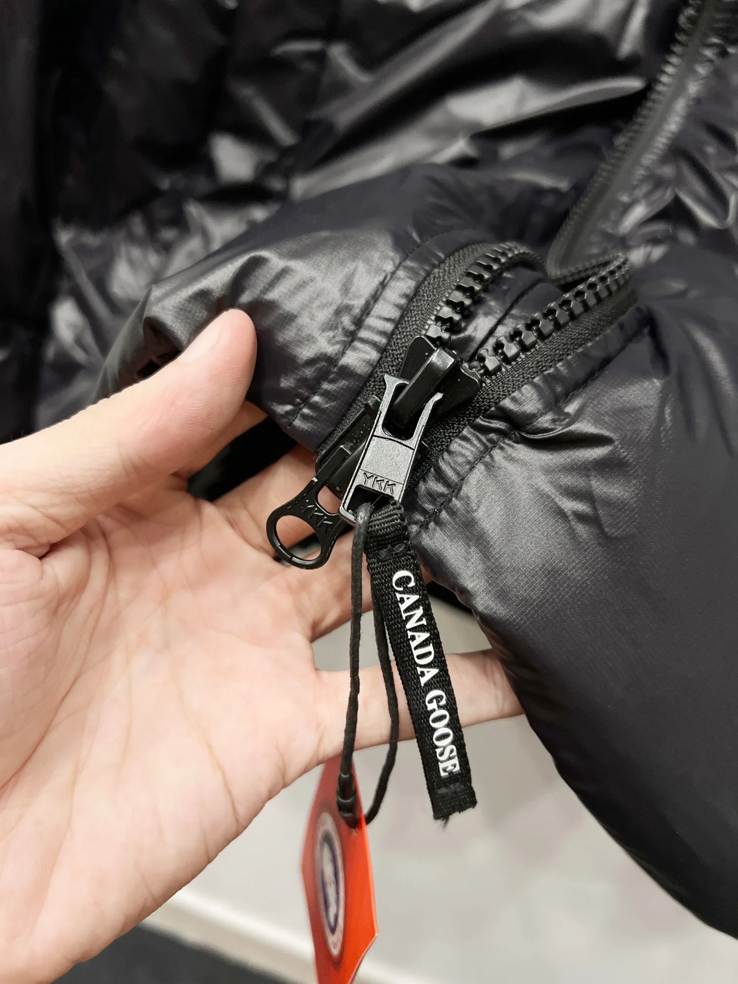 P490 Style No.: (B023) 𝘾𝘼𝙉𝘼𝘿𝘼 𝙂𝙊𝙊𝙎𝙀/Canada Goose Black Red Label Limited New Crofton Puff Down Jacket Pure Guangzhou Inspection 80 White Duck Down Filling‼  Top version, ceiling level‼ Crofton soft bread, the latest style in 2023, has a cold protection effect of up to level 4. It is made of recycled Feather-Light tear-resistant fabric. It is ultra-light and has no weight on the upper body at all! The unique black label highlights your temperament‼  Canada Goose, a Canadian brand, has always been recognized as the warmest down jacket. Various Instagram celebrities, Internet celebrities, and celebrities often wear it for street photos. I do Canada Goose every year, but I still can’t get rid of my love for geese. No matter how cold the winter is, there is no need to be afraid, because there are geese! Filled with 80% white duck down, Canada Goose is the legendary warmest down jacket and is known as a must-have for Arctic outdoor sports! The most popular down jacket in the world, celebrities are rushing to buy it, it is a must-have! Same style for men and women Color Black Size: M~XXL